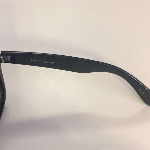 Ladies Betsey Johnson sunglasses - Picture 4 of 4